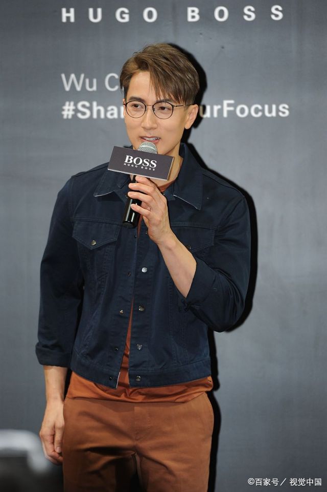 2019年2月22日,吴尊身穿黑色上衣,现身上海为某眼镜品牌站台宣传.